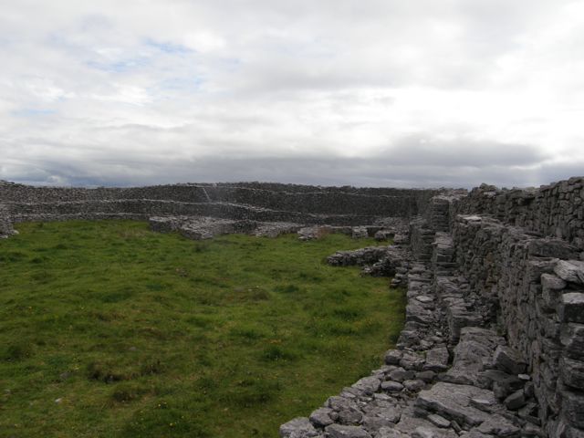 Dún Chonchúir, Inis Meáin, Interior