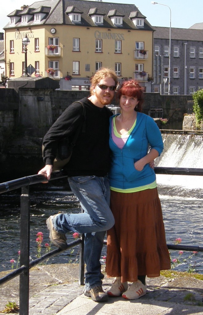 Jeff & Caitlin at the River Corrib in Galway, Éire