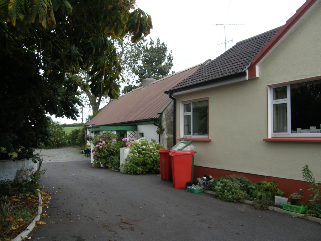 Chestnut Cottage (behind modern farmhouse)
